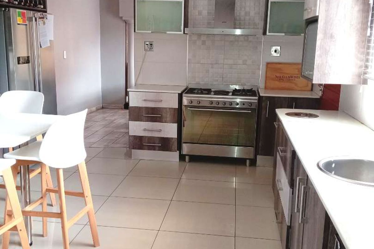 FIVE BEDROOM HOUSE FOR SALE IN KLIPPOORTJE,GERMISTON - Photo 3