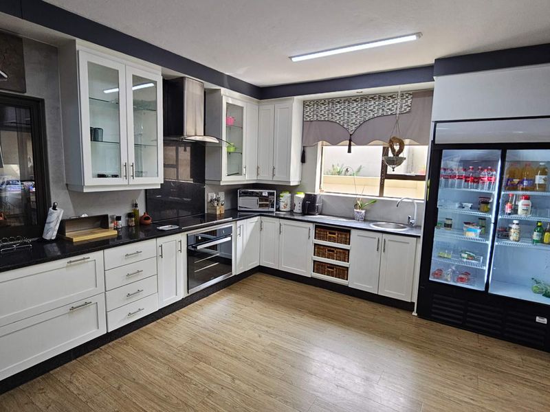 4 Bedroom Executive Family Home in Birdwood Estate - Photo 9