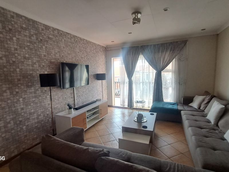 Upstairs 2 Bedroom/2 Bathroom Apartment - Photo 2