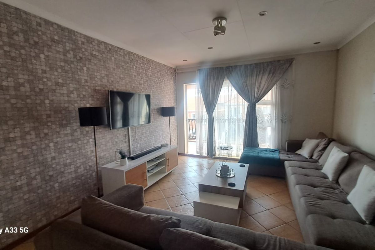 Upstairs 2 Bedroom/2 Bathroom Apartment - Photo 2