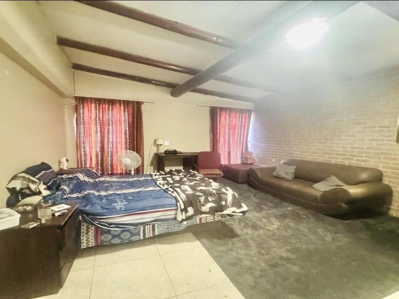 5 Bed | 3 Bath | Study | Flatlet | Pool | Single Garage – Bendor Bargain Potential - Photo 7