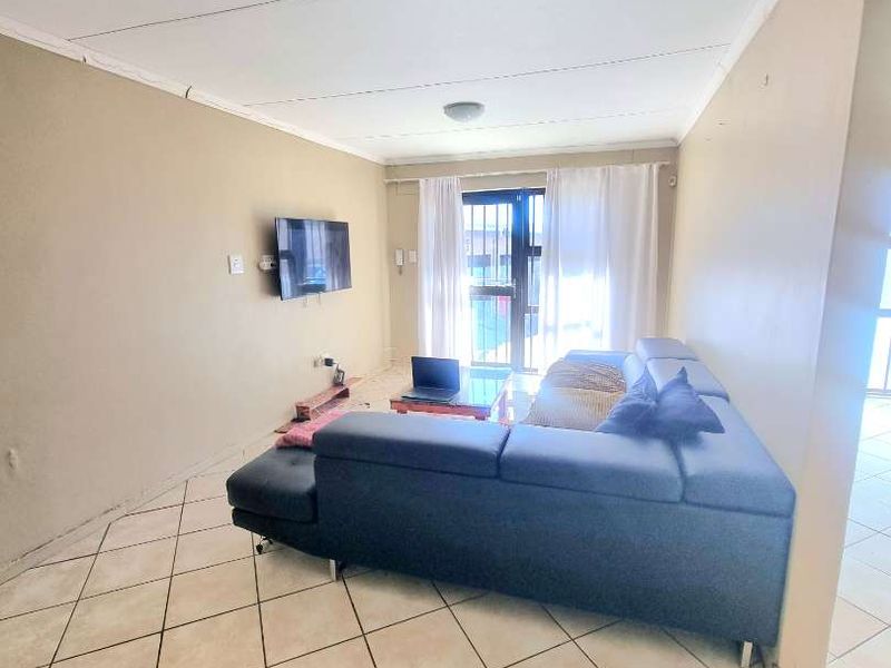 SPACIOUS TOWNHOUSE FOR SALE - Photo 8