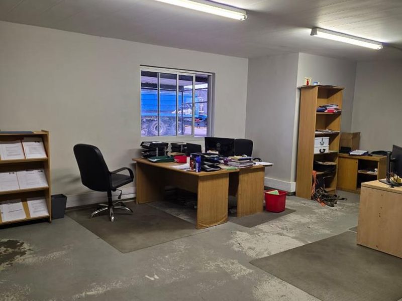 Warehouse with huge yard space in Brakwater - Photo 5