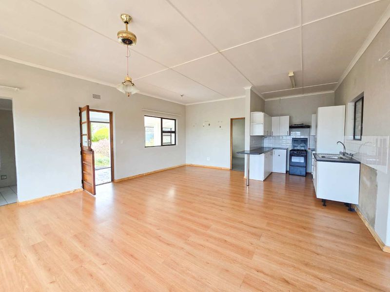Two bedroom home with great potential for sale in Stilbaai-Wes. - Photo 8