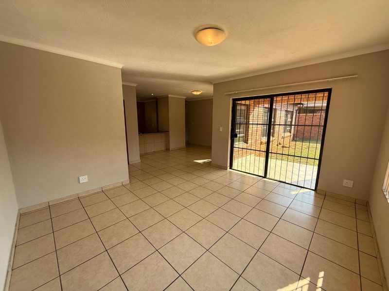 Perfect Lock-Up-and-Go Living in a Beautiful 3-Bedroom Simplex - Photo 5