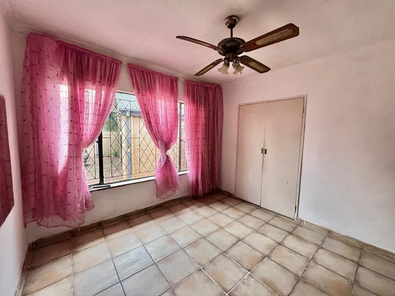 Fixer-Upper Awaits!  Three bedroom house with a potential flat and double garage fit 4 cars - Photo 7