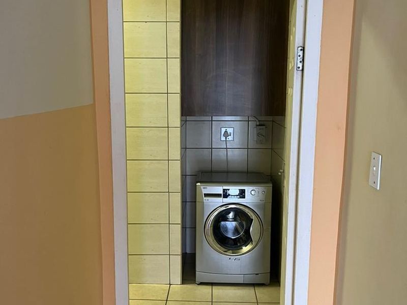 City View! One Bedroom Apartment on the ground floor. - Photo 7