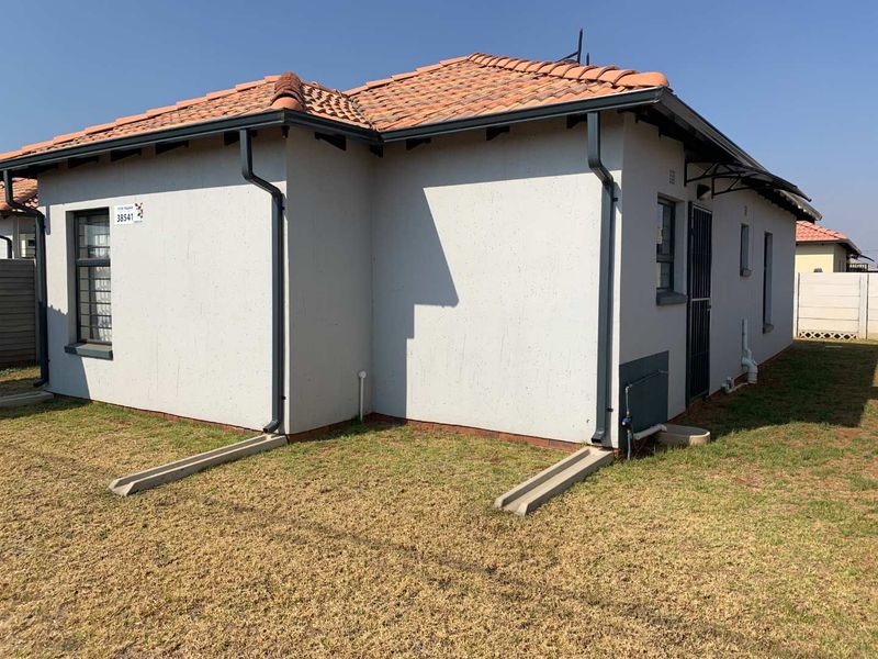**Charming 3-Bedroom House for Sale in Protea Glen Ext 45** - Photo 3