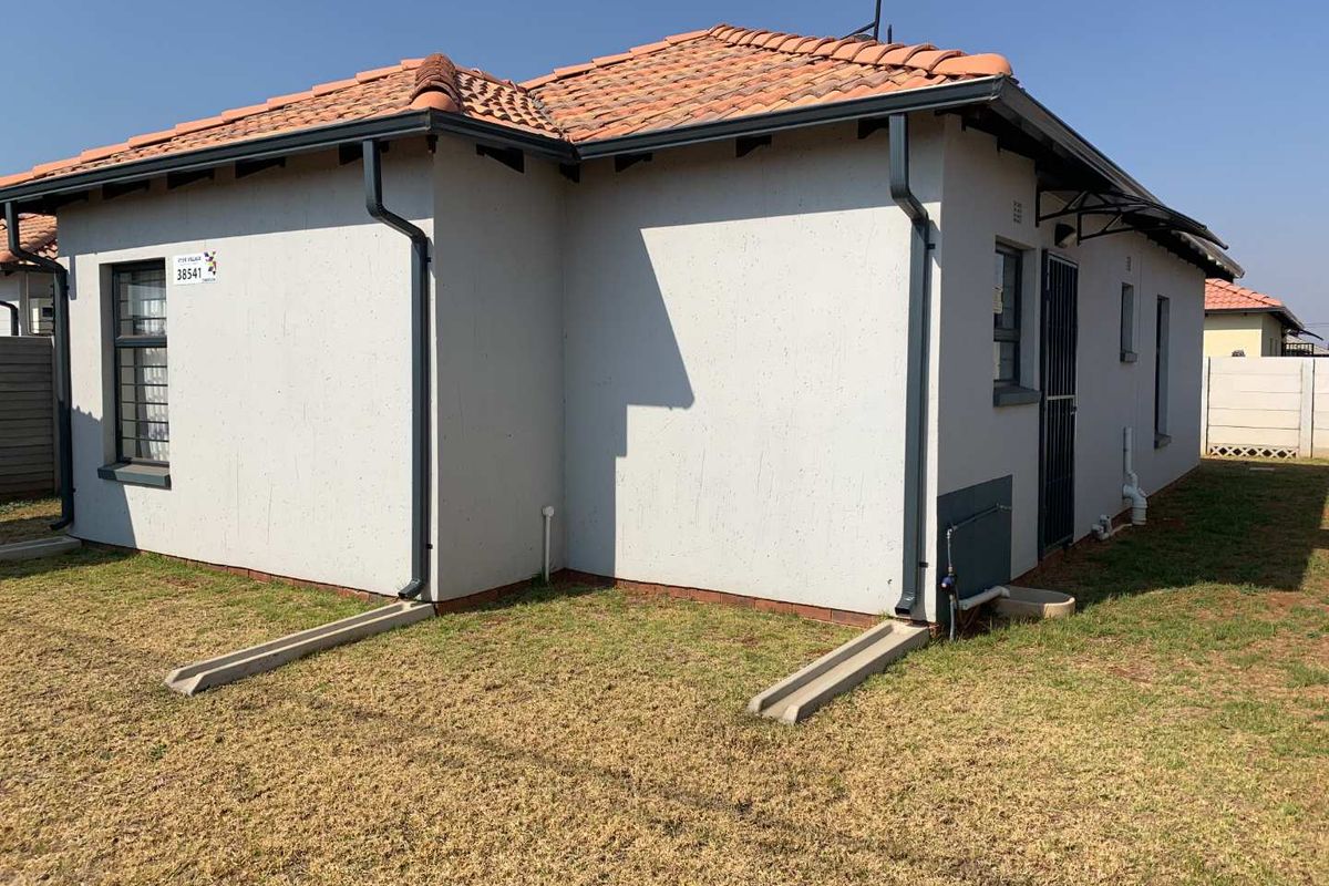 **Charming 3-Bedroom House for Sale in Protea Glen Ext 45** - Photo 3