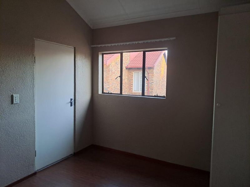 For Sale – Charming 2 Bedroom Duplex with Loft in Secure Highveld Complex - Photo 10