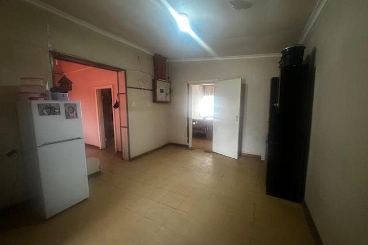 3-Bedroom Family Home with Bachelor’s Flat in Trompsburg - Photo 4