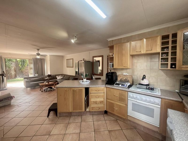 No Loadshedding | Bright 2-Bed Townhouse with Garden & Garage in Die Hoewes! - Photo 4