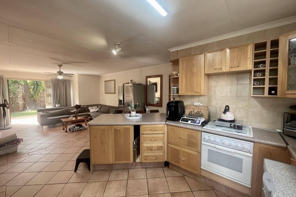 No Loadshedding | Bright 2-Bed Townhouse with Garden & Garage in Die Hoewes! - Photo 4