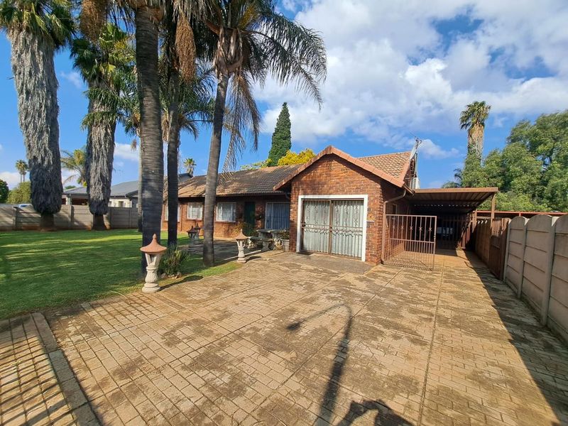 Spacious Family Home with Lush Garden & Entertainment Area - Photo 4