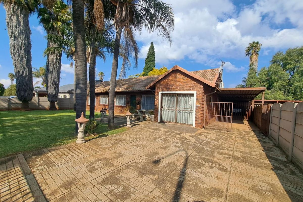 Spacious Family Home with Lush Garden & Entertainment Area - Photo 4
