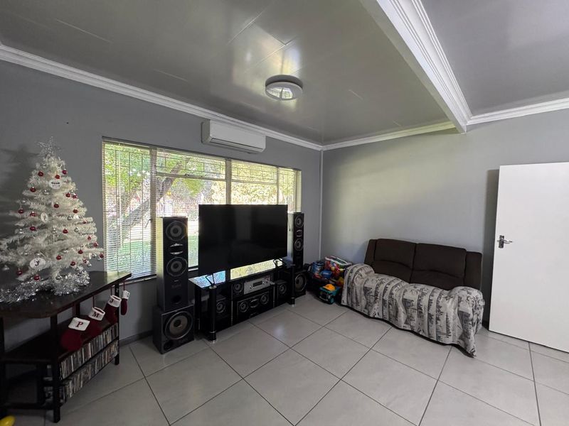 Charming Newly Renovated Home with Income-Generating Flat in Barkly West - Photo 7