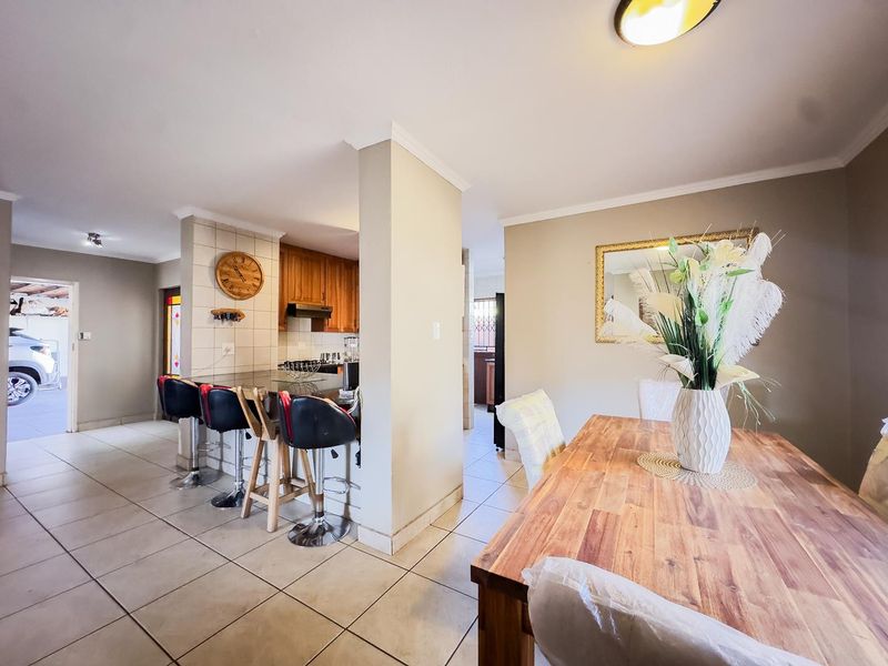 Elegant 3-Bedroom Duplex with an Enclosed Patio - Photo 10