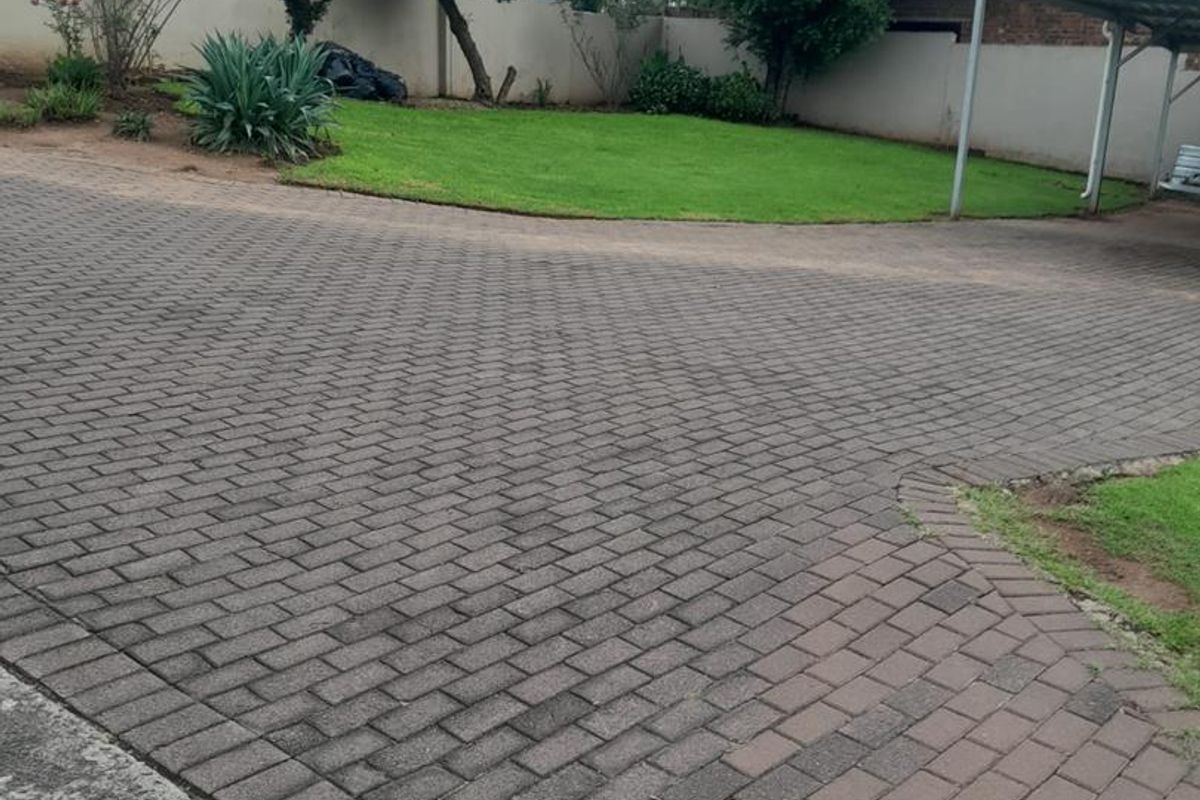 A big property in a prime location in kew - Photo 2