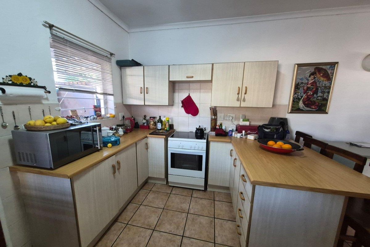 Spacious 3-Bedroom Simplex in Retirement Lifestyle Complex. - Photo 5