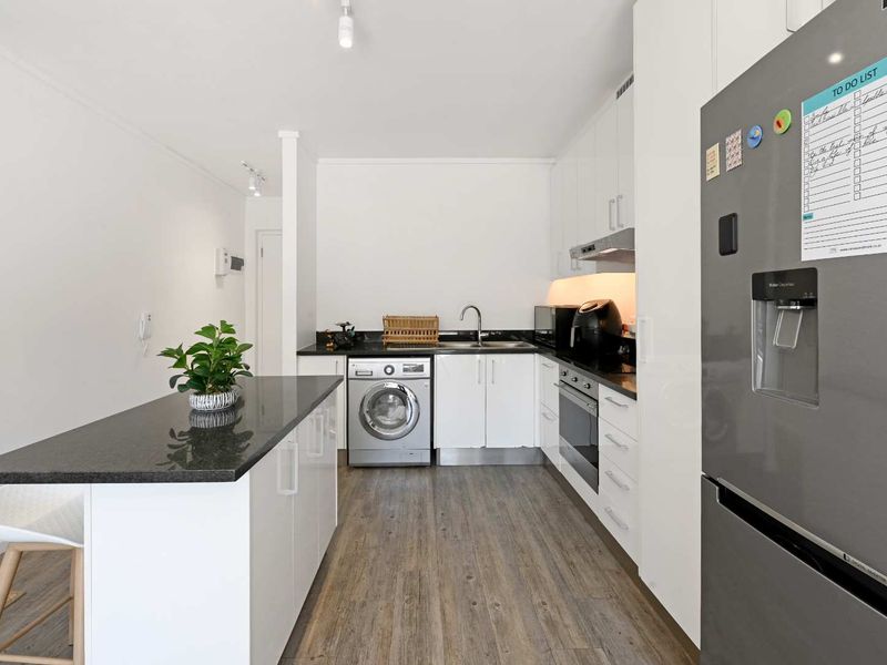 Spacious 2-Bedroom Apartment with Large Balcony - Photo 3