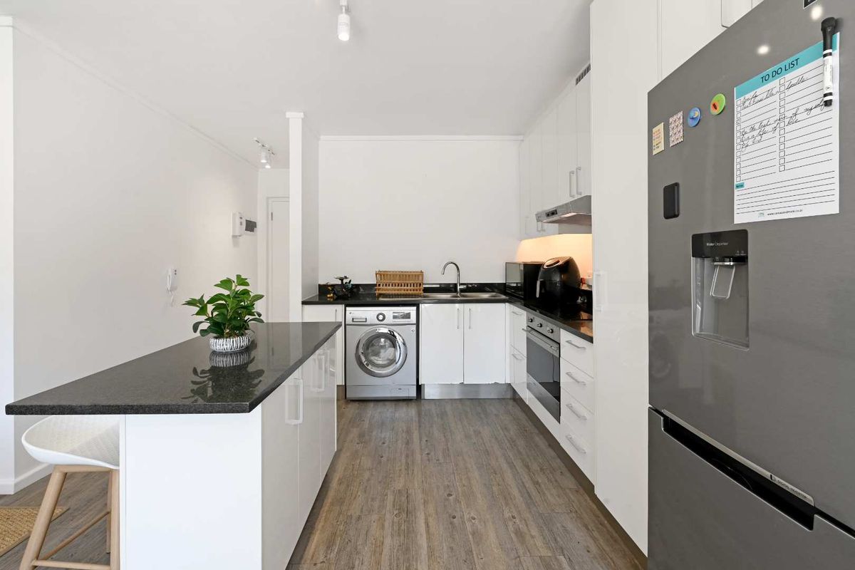 Spacious 2-Bedroom Apartment with Large Balcony - Photo 3