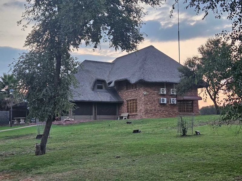 Double storey four bedroom thatch house on the banks of the Vaalriver - Photo 8