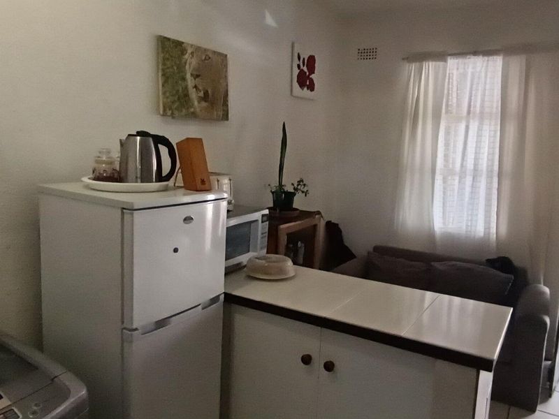 Well maintained Bachelors Apartment For S in stunning sought after complex! - Photo 9