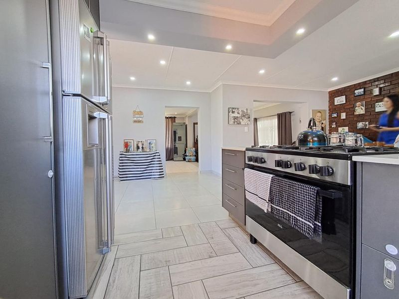 Stunning 3 Bedroom House for Sale in Bassonia - Photo 5