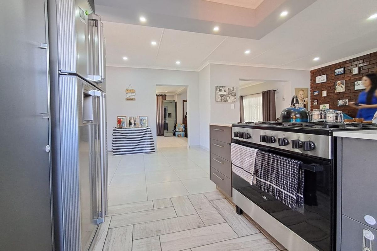 Stunning 3 Bedroom House for Sale in Bassonia - Photo 5