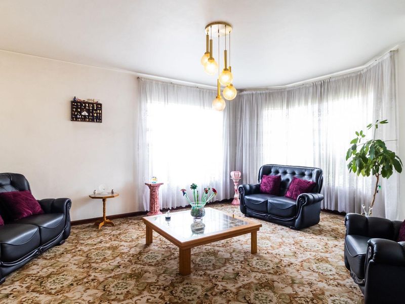 Charming Double Story 3 bedroom home - Photo 3