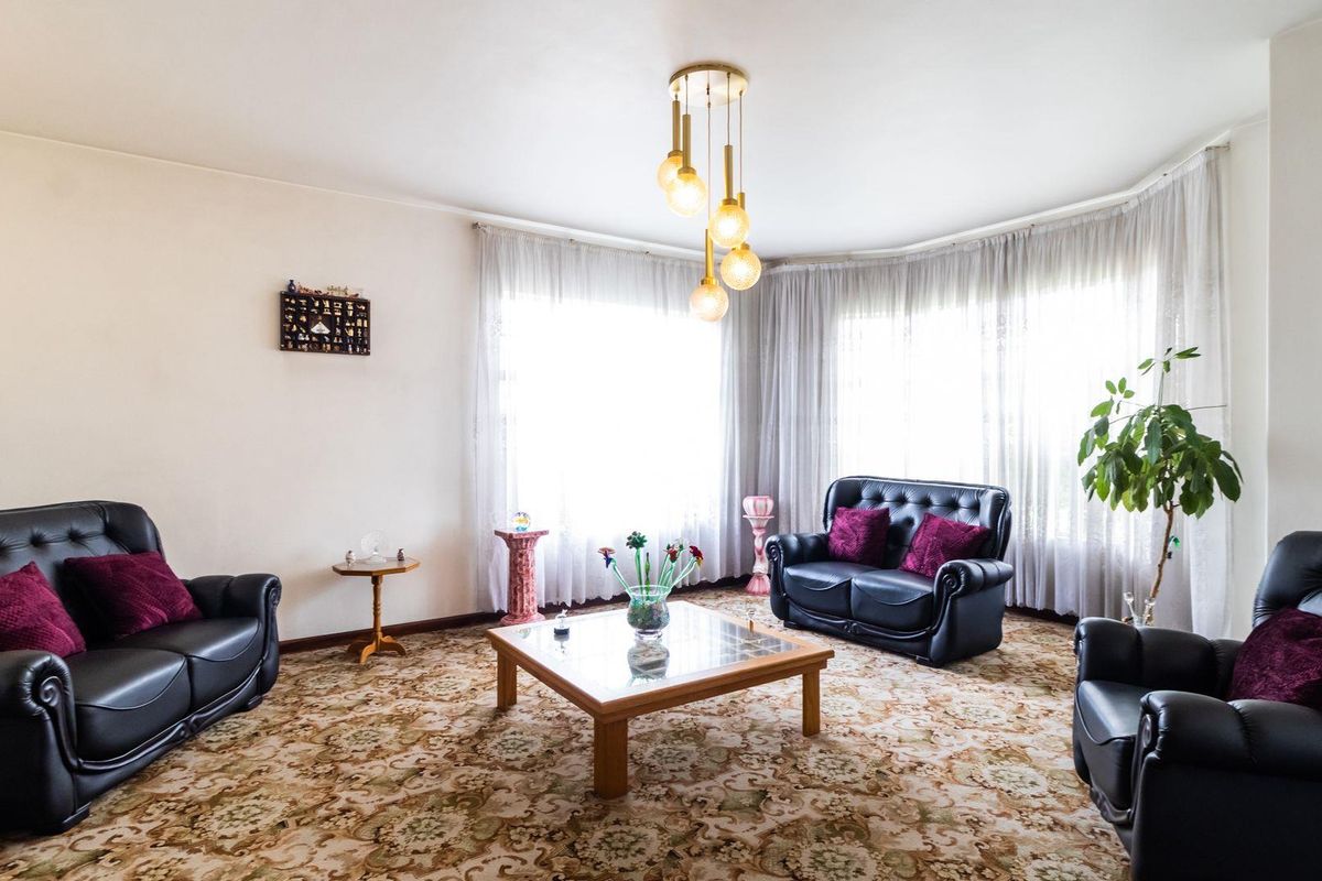 Charming Double Story 3 bedroom home - Photo 3