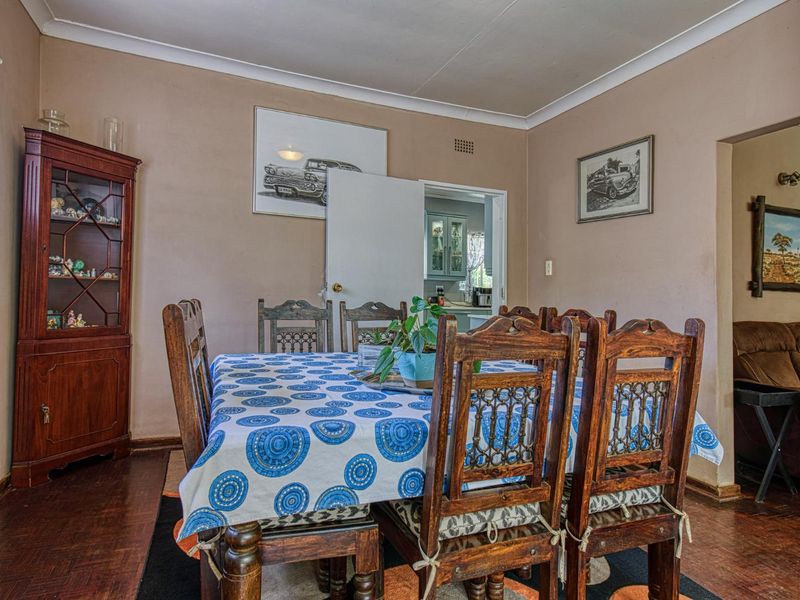 SPACIOUS FAMILY HOME WITH POOL, VIEWS AND POTENTIAL FLATLET - Photo 8