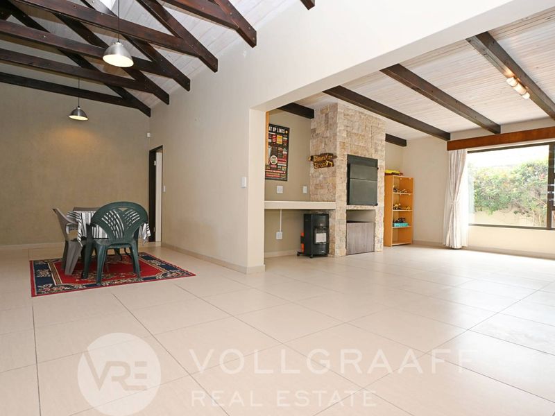 Charming home perfect for family living & entertaining - Photo 10