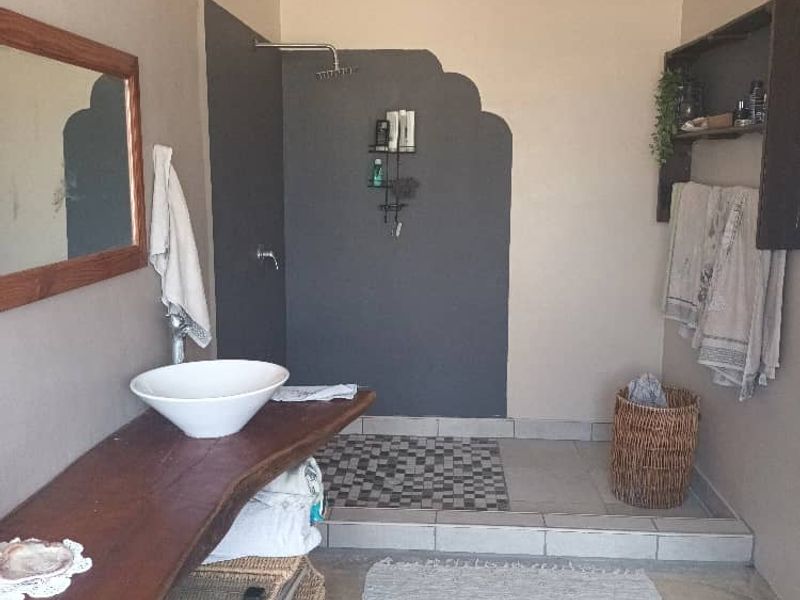 "Sustainable Serenity: 5-Hectare Estate with Three Extra Homes!" - Photo 5