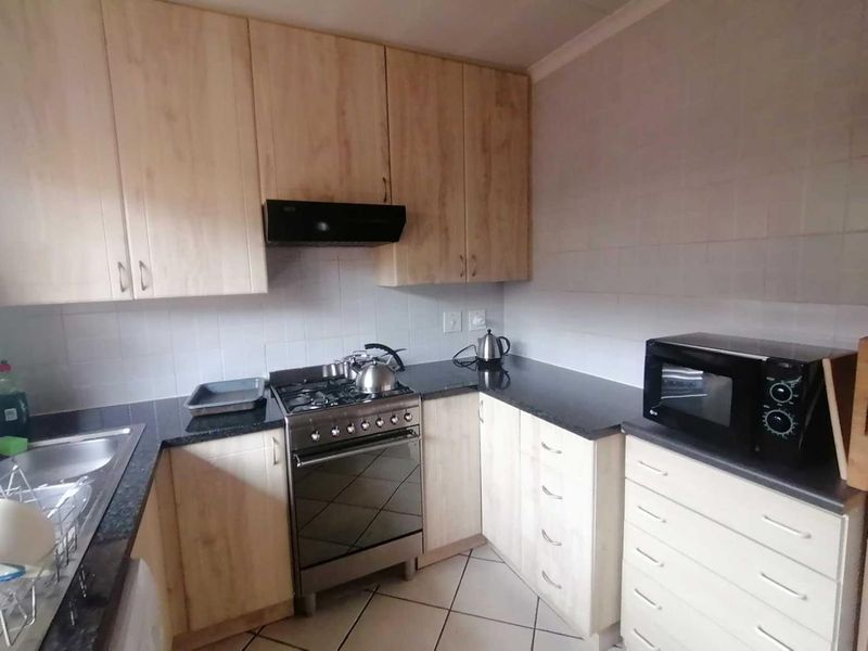 BEAUTIFUL TOWNHOUSE FOR SALE IN SOUGHT-AFTER ELDORAIGNE!!!! - Photo 2