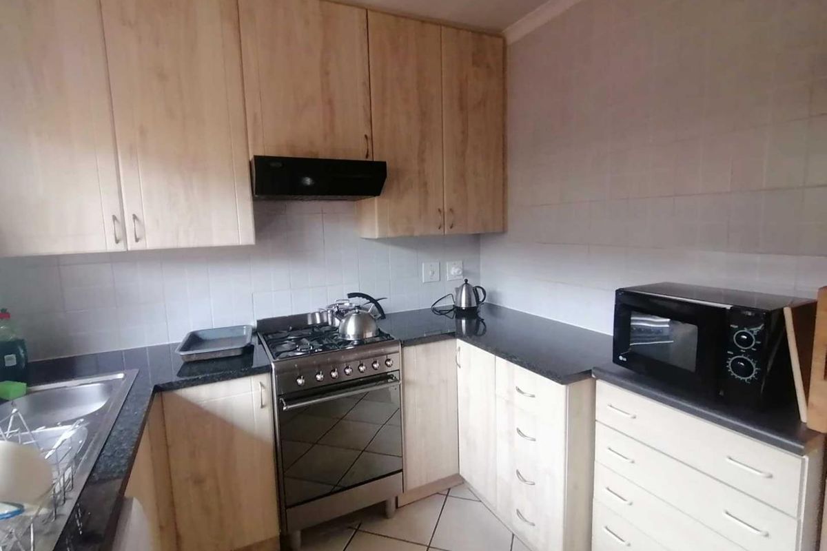BEAUTIFUL TOWNHOUSE FOR SALE IN SOUGHT-AFTER ELDORAIGNE!!!! - Photo 2