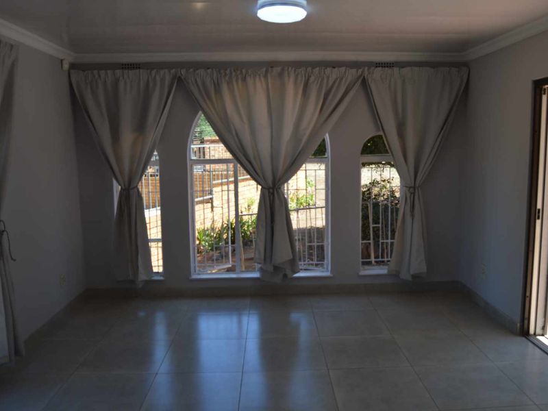 Modern 5 Bedroom Family Home For Sale  in Mulbarton. - Photo 3