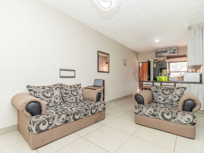 Spacious 2-Bedroom Apartment with Modern Amenities in Prime Location - Photo 3