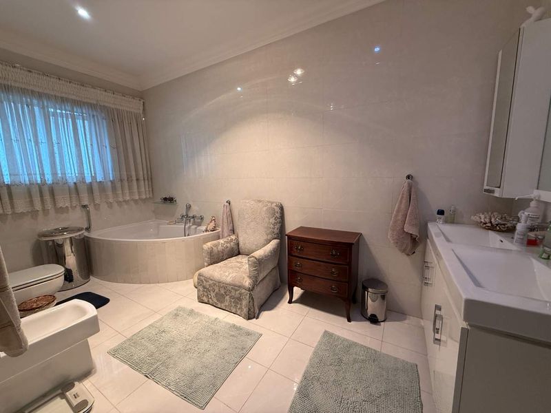 Massive 692m2 Property | 8 Bedrooms | Flatlet | Ideal Guesthouse or Multi-Family Investment - Photo 10
