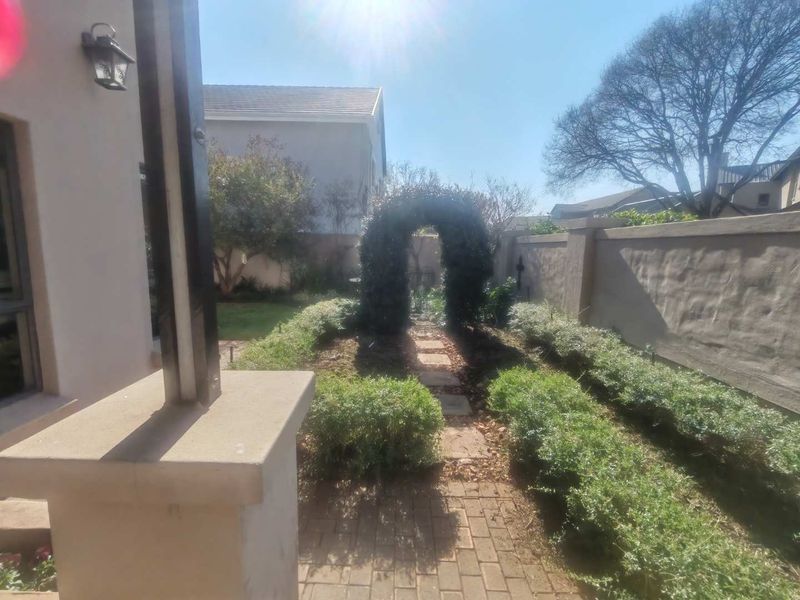 EXCLUSIVE MANDATE - BEAUTIFUL FAMILY HOME- IDEAL FOR THE ENTERTAINER - Photo 2