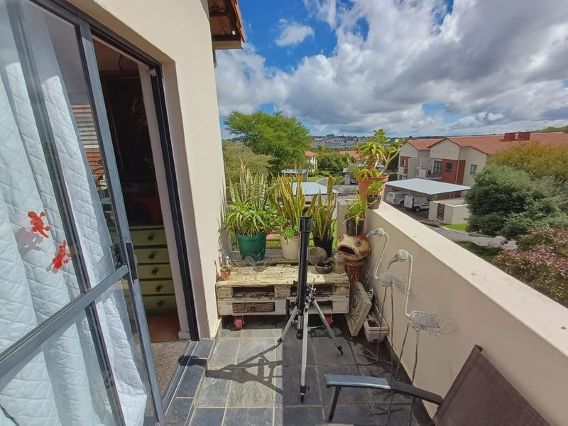 2 Bedroom 2 Bathroom modern 1st floor Apartment for sale in beautiful Golf Estate for R790 000 - Photo 7