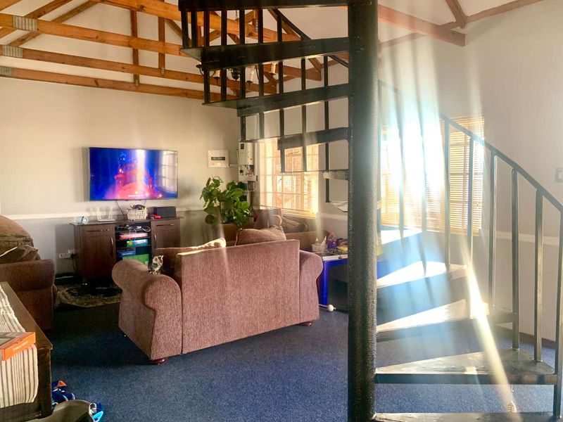 Spacious Smallholding with Family Home & newly Build Bachelor Flatlet – Southern Suburbs, Bloemfontein - Photo 4