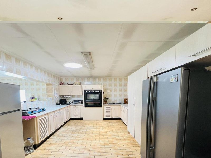 Family Home with Expansive Stand - Photo 8