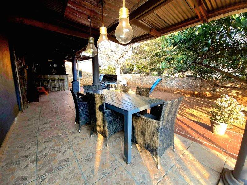 Spacious 4 Bedroom Family Home with Flatlet on a Prime Corner Stand in Rietondale - Photo 2