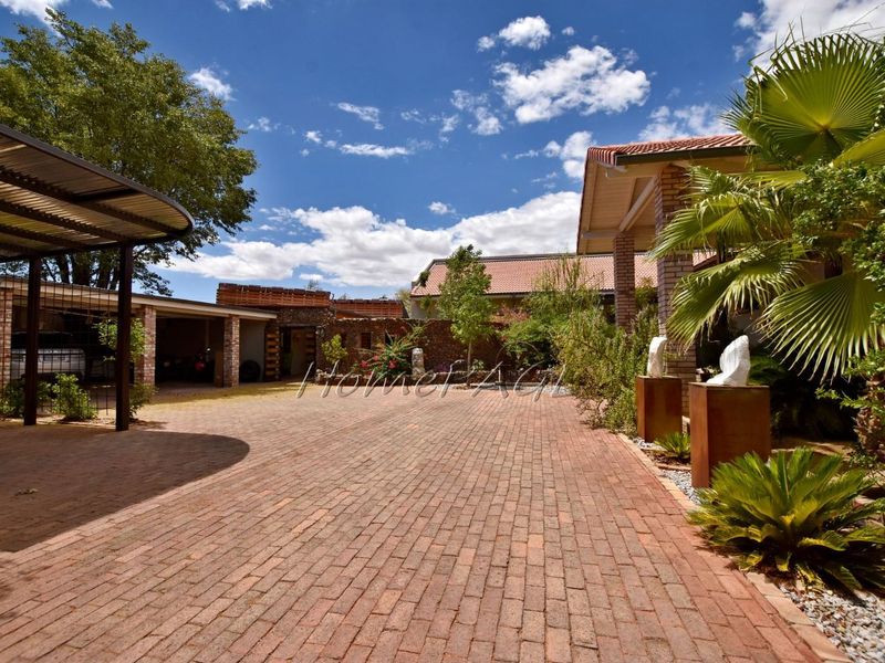 Omaruru:  Elaborate, Luxurious Home is for Sale - Photo 5