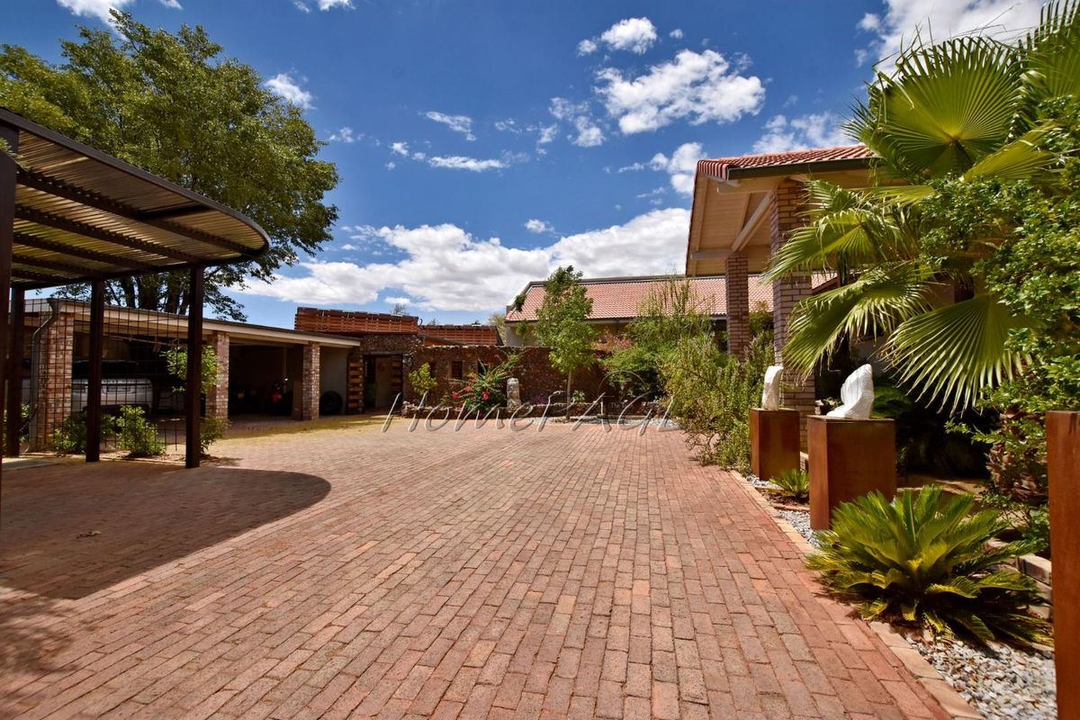 Omaruru:  Elaborate, Luxurious Home is for Sale - Photo 5