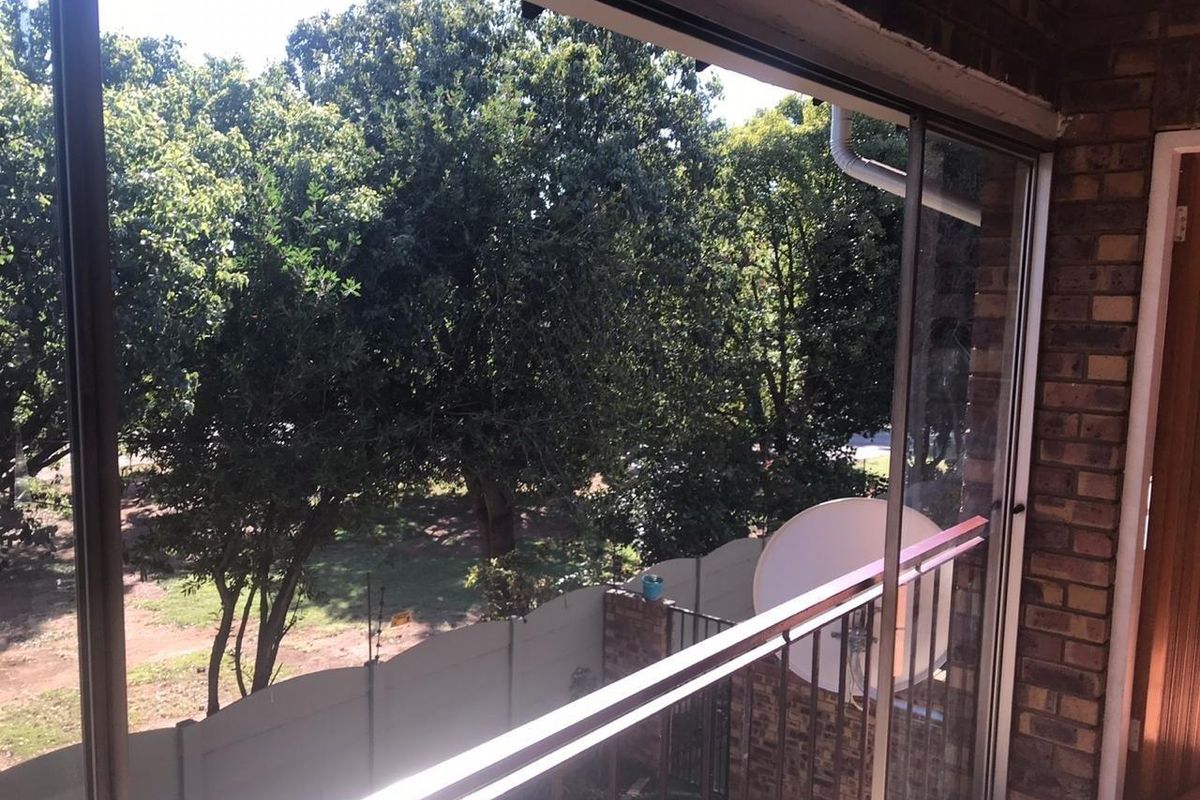 Neat 2 bedroom first floor townhouse - Photo 2