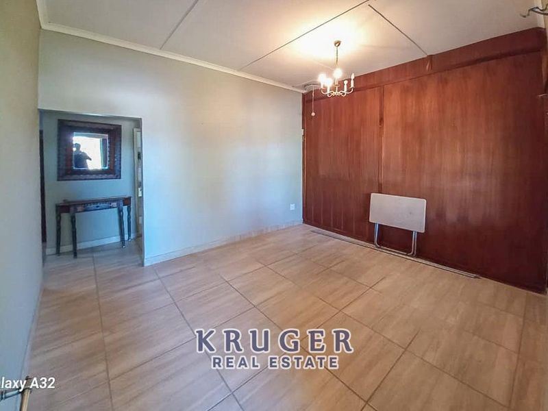 Spacious family home with FLATS situated close to town! - Photo 3