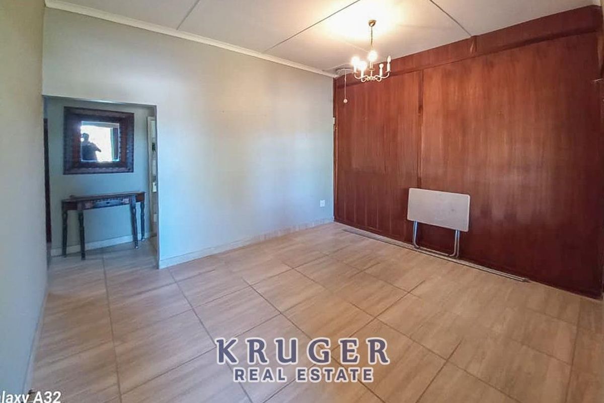 Spacious family home with FLATS situated close to town! - Photo 3