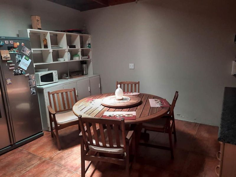 Spacious Home with Separate Flat - Photo 8